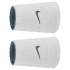 Muñequera de Fitness Nike Swoosh Classic Reversible Doublewide Wristbands 2Pk Gris