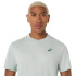 Camiseta Top Homem ASICS Court SS Tênis cor musgo frio.