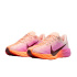 Sapatilhas Running Mulher Nike Pegasus Plus, nas cores giz, magenta e carmesim.