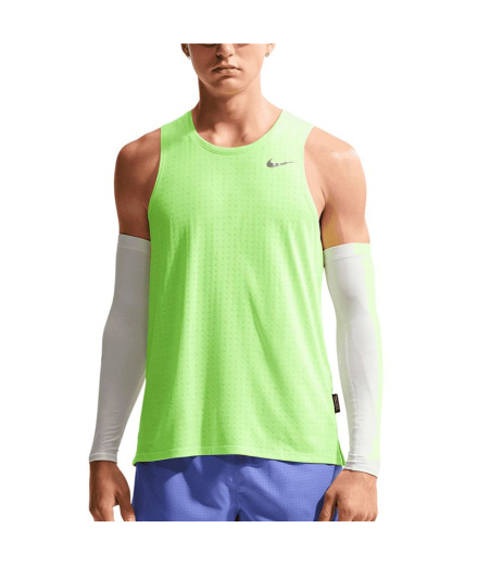 Camiseta regata Homem Nike DF Breathe Miler Running amarela.