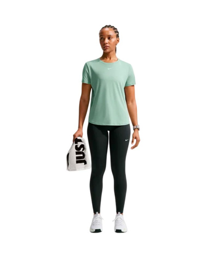 Camiseta Mulher Nike One Classic DF SS para Fitness verde.