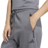 Calça Mulher adidas ZNE com bainha aberta, cinza.