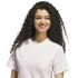 Camiseta Mulher Adidas rosa com estampa do logo e detalhes em cetim.