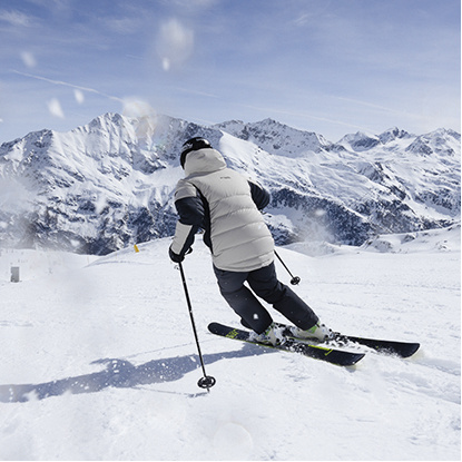 Mejores Estaciones de Esquí en España 2025 + Guía de Equipo