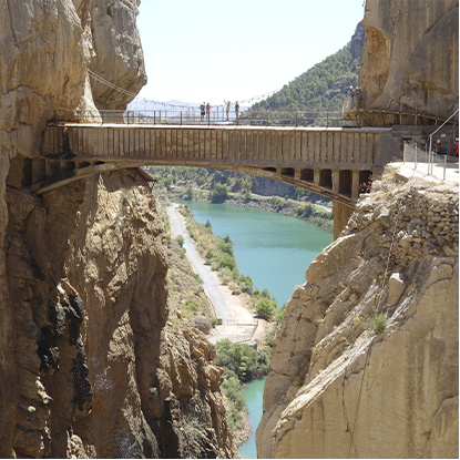 Top 8 Rutas de Senderismo en España 2025: Guía Completa + Equipo